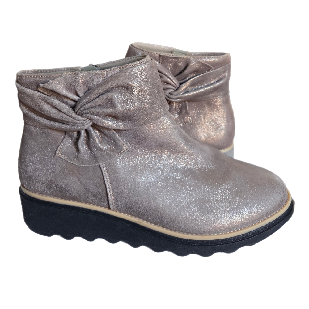 CLARKS SHARON SALON BOW PEWTER METALLIC ANKLE BOOTS SIZE 7.5 NWOT